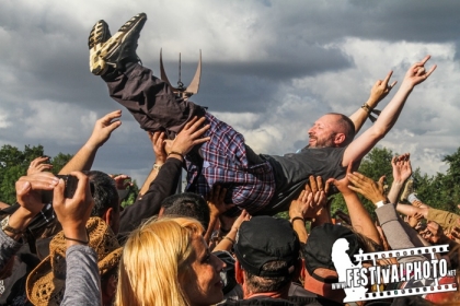 Review4976_Many_crowdsurfers_at_Hellfest